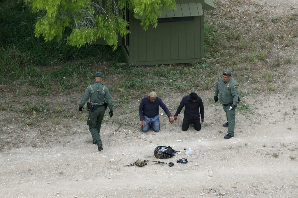 Americká pohraniční stráž zatýká ilegální migranty na mexicko-americké hranici