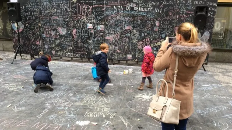 Tabule se vzkazy na Národní třídě