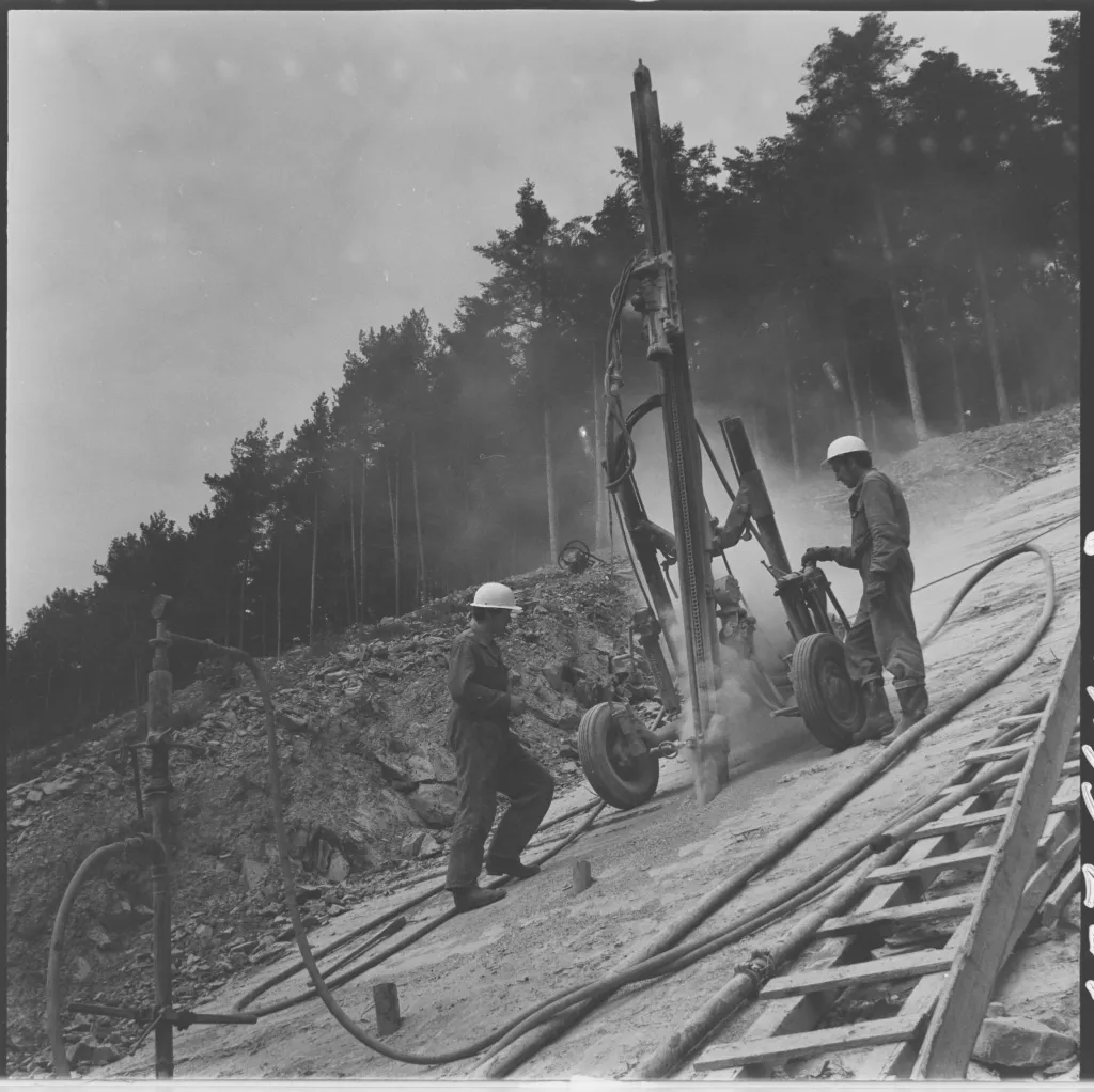 Na stavbě vodní nádrže na Malé Hané u Opatovic na Vyškovsku dokončili dělníci v roce 1972 práce na hlavních objektech celé přehrady, především na odběrné věži vody z vlastní nádrže, vlastní sypané hrázi, skluzu a vývaru vody