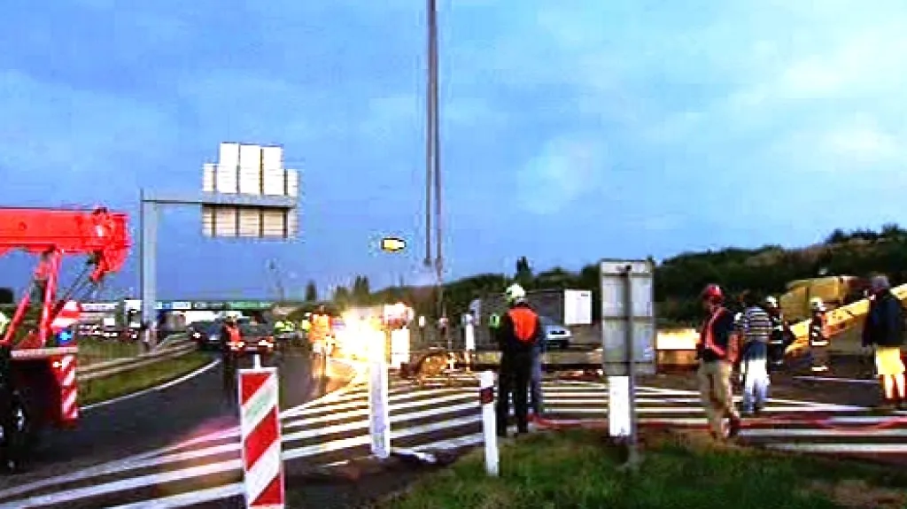 Dálnici D1 blokoval jeřáb