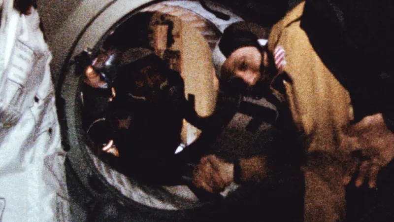 Slavné podání ruky mezi ruským kosmonautem a americkým astronautem