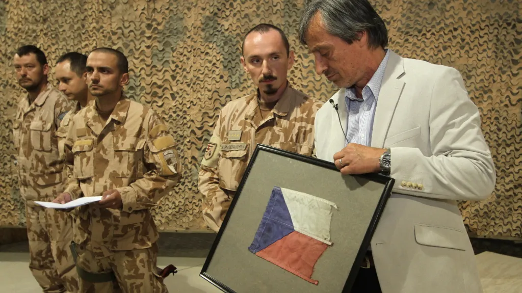 Vojáci ministrovi darovali vlajku z výbuchem poškozeného obrněnce