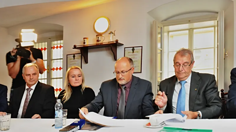 Podpis koaliční smlouvy - F. Konečný, L. Kozlová, J. Svoboda a J. Talíř