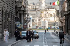  Víra během pandemie: svěcená voda vyschla, papež prochází sám prázdným Římem