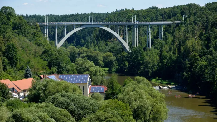 Most nazvaný Duha je unikátní i tím, že na něm vedou železniční koleje ve vozovce