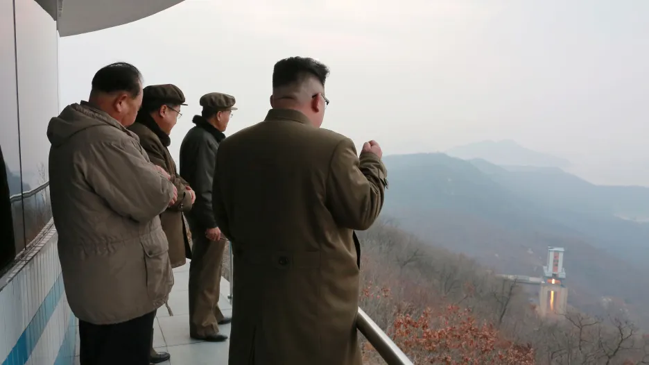 Severokorejský vůdce Kim Čong-un sleduje jeden z testů zážehových motorů