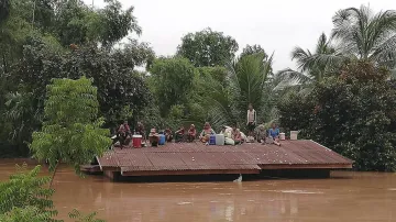 Obyvatelé Laosu čekají na evakuaci na střechách domů