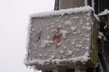 Polámané větve, zhaslá světla. Silná námraza potrápí Vysočinu až do pátku 