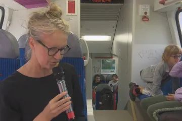 Z Prahy do knihy. Spisovatelé čtou cestujícím ve vlaku