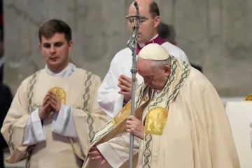 František se pomodlil za svého předchůdce a lidi trpící ve válkách