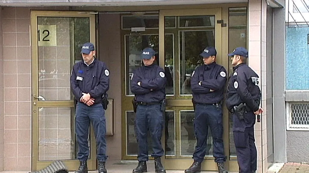 Francouzská policie před domem, kde se střílelo