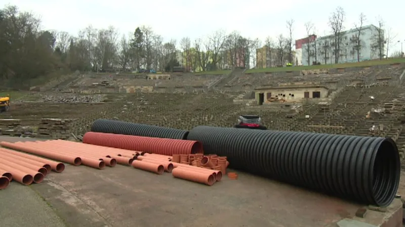 Místo hudebníků teď v areálu působí stavební dělníci