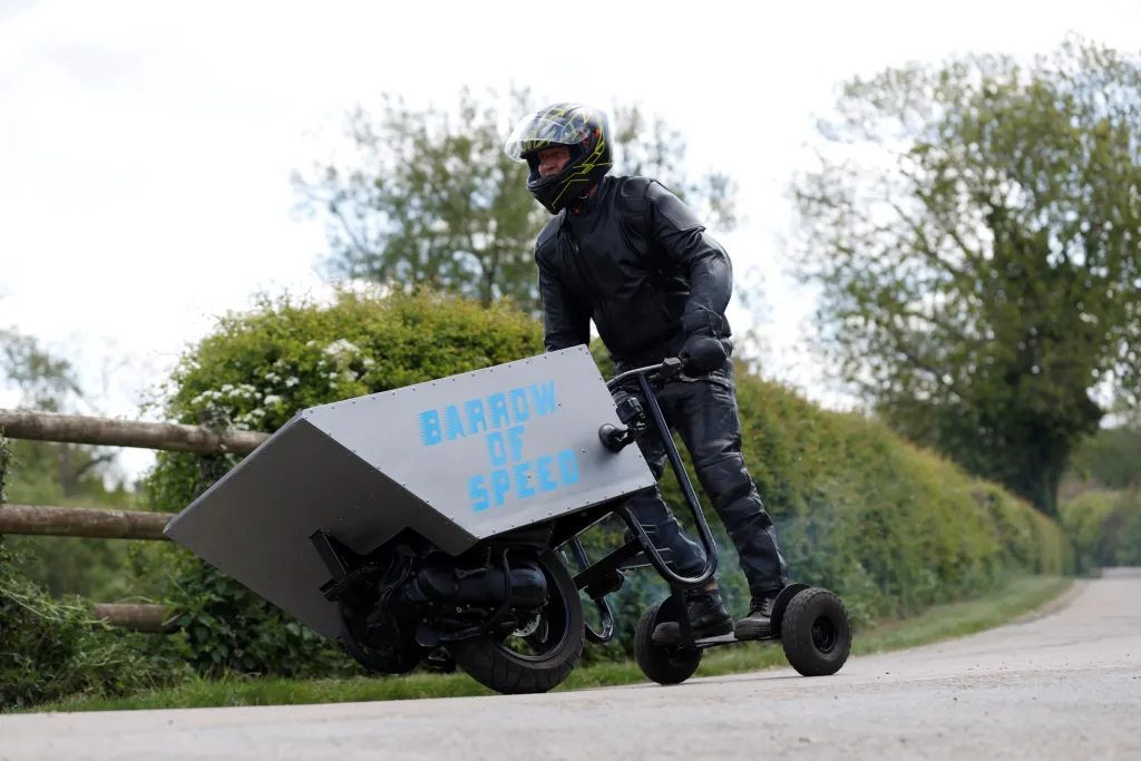 Kevin Nicks z Churchill v Británii věří, že vytvoří nový rekord v rychlosti při jízdě na motorovém trakaři. Jízda měla za cíl hlavně pobavit lidi uvězněné v karanténě. Jestli se mu rekord podařilo vytvořit, agentury neříkají
