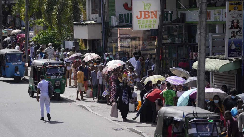Lidé na Srí Lance čekají ve frontě na nákup petroleje