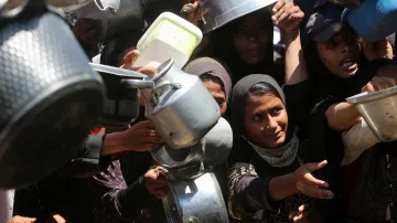 Palestinci čekají na jídlo v Chán Júnisu