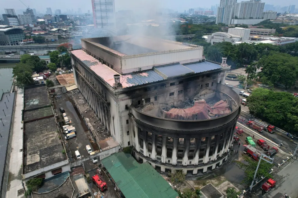 Historickou budovu centrální pošty v Manile zachvátil požár