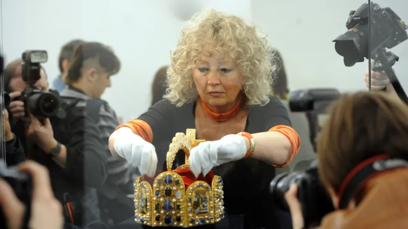 Instalace koruny do vitríny