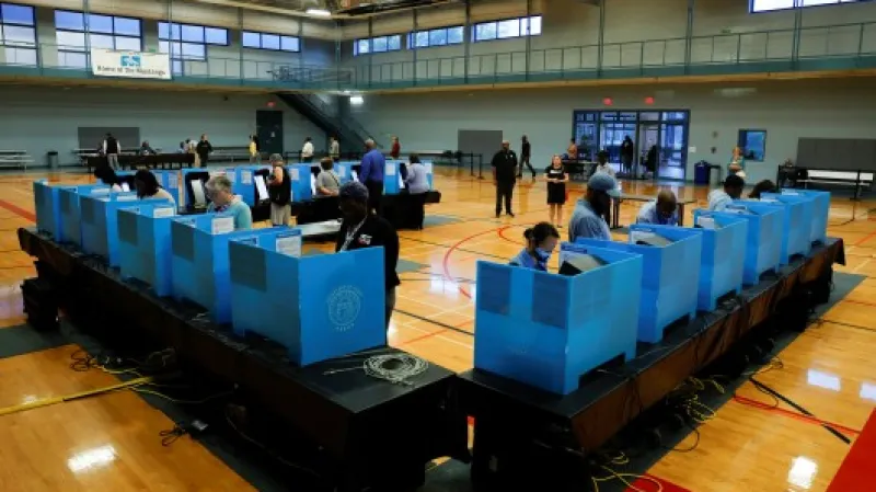 Voliči z předměstí Atlanty v okrese Gwinnett hlasují ve volbách,  Autor: Jonathan Ernst,  Zdroj: Reuters