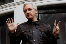 USA obvinily Assange z dalších desítek trestných činů, včetně spiknutí 