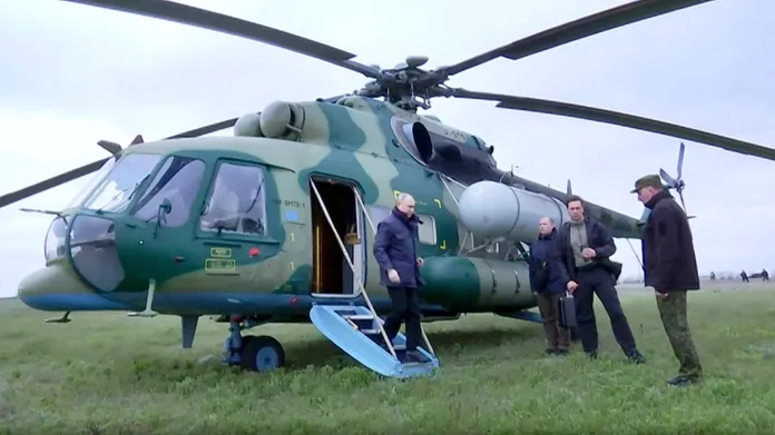 Záběr z videa, které údajně ukazuje Putinovu cestu na okupovaná území