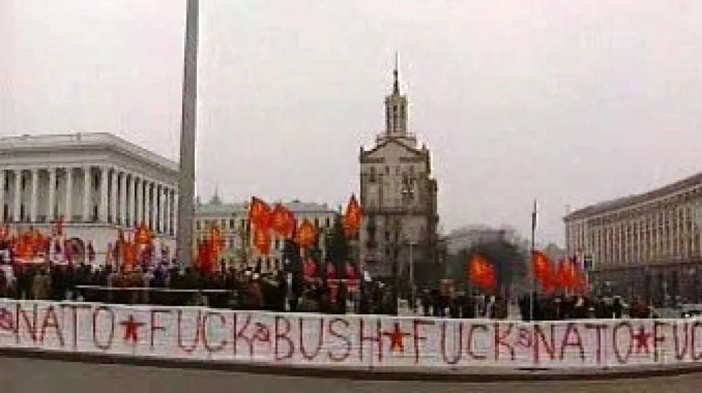 Demonstrace proti Bushovi a NATO