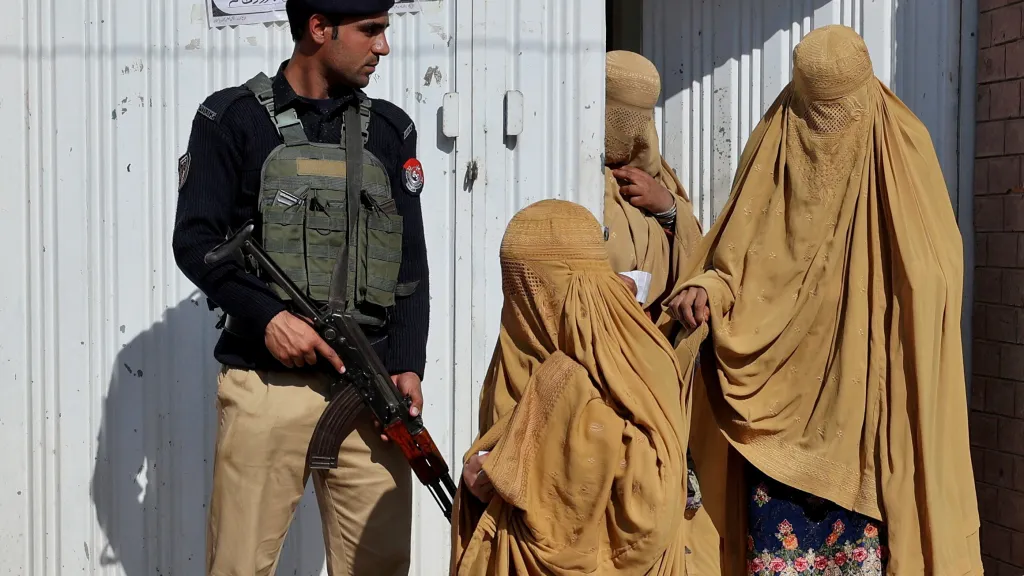 Policista hlídkující před volební místností v Péšávaru