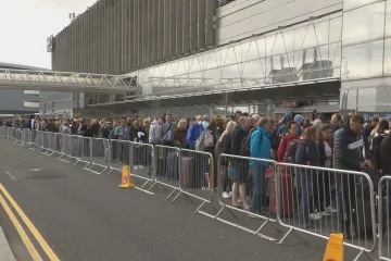 Letiště po Evropě nezvládají. Chybí personál, zbylí pracovníci zase hrozí kvůli přetížení stávkami