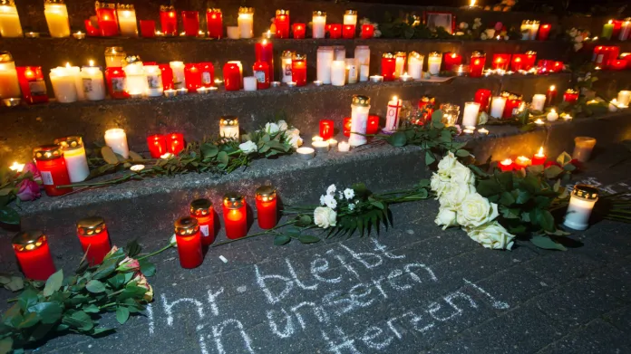 Pieta za německé studenty, kteří zahynuli po pádu letadla ve francozských Alpách