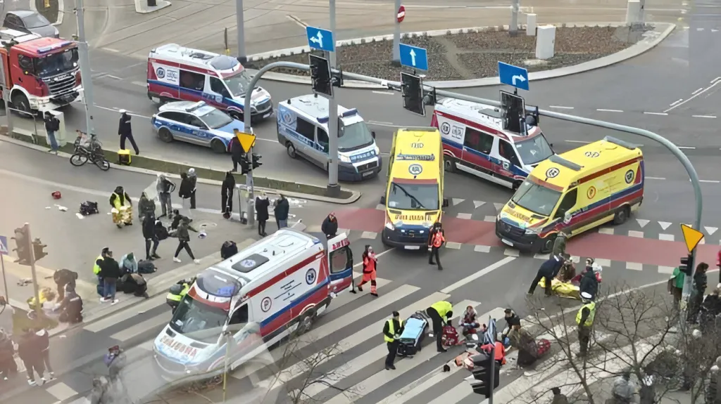 Ve Štětíně auto srazilo dvanáct lidí