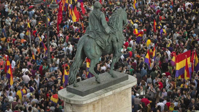 V centru Madridu se po oznámení královy abdikace shromáždili zastánci republiky