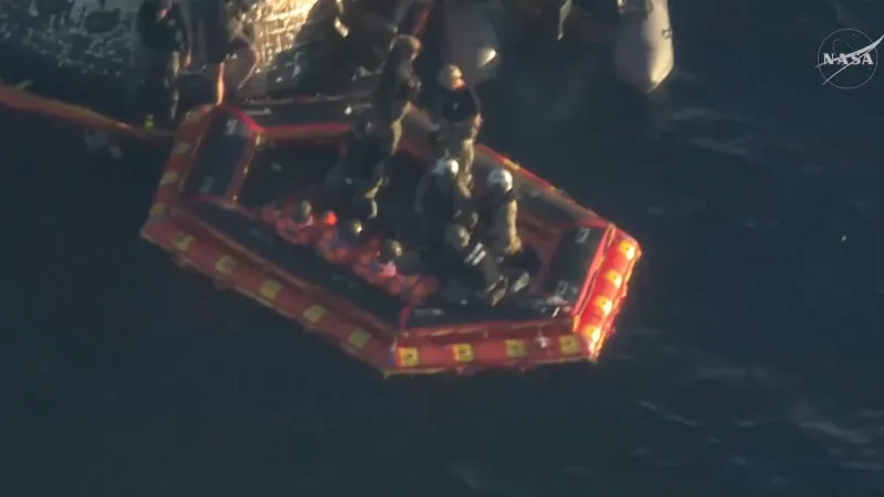 Celá posádka mise Artemis II opustila modul Integrity