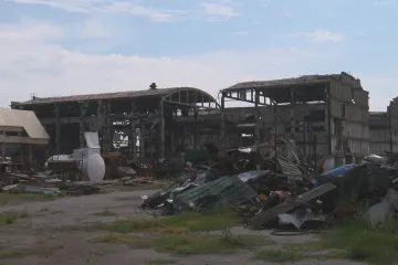 Ukrajinci musí po návratu domů improvizovat. Upravenými traktory ničí miny, z beden na munici opravují domy