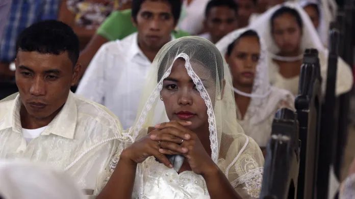 Radostná událost na smutném místě: svatba několika párů ve filipínském Palu, zničeném nedávným tajfunem