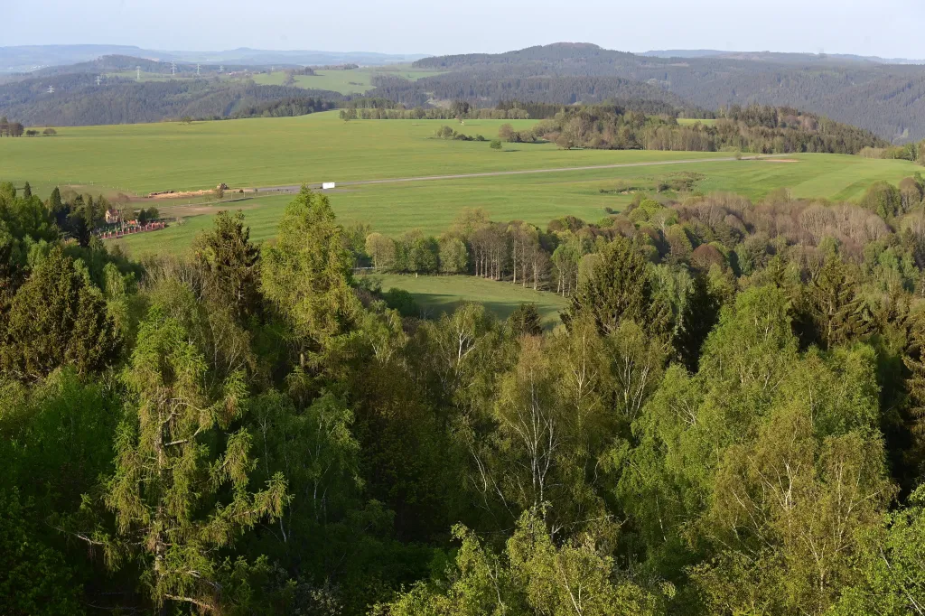 Rozhledna je celoročně volně přístupná a vede k ní z Krásna žlutě značená turistická stezka