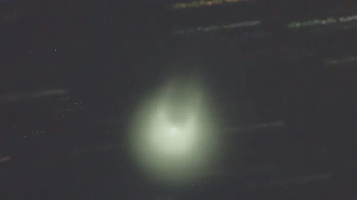 Kometa 12P/Pons-Brooks na některých snímcích připomíná loď Milenium Falcon ze Star Wars
