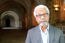 Nobelovu cenu za literaturu získal Abdulrazak Gurnah z Tanzanie. Upozorňuje na dopad kolonialismu