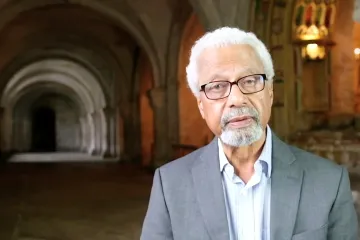 Nobelovu cenu za literaturu získal Abdulrazak Gurnah z Tanzanie. Upozorňuje na dopad kolonialismu