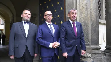 Zleva končící ministr kultury Martin Baxa (ODS), jeho nástupce Oto Klempíř (za Motoristy) a premiér Andrej Babiš (ANO) před uvedením nového ministra do úřadu