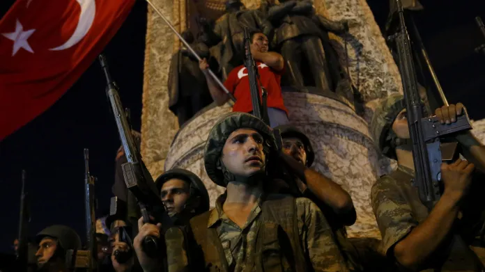 Vojáci před Památníkem republiky na Taksimském náměstí