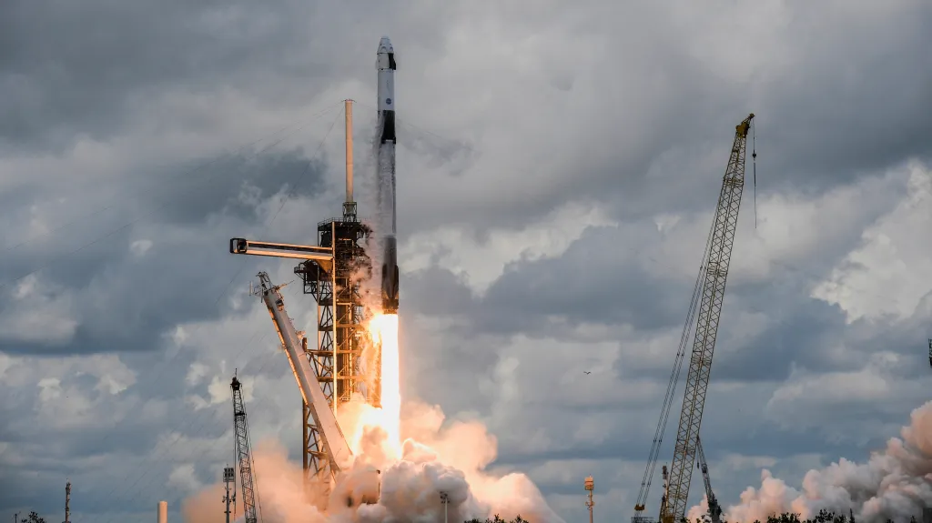 Raketa SpaceX Falcon Nine při startu s misí NASA Crew-11 k Mezinárodní vesmírné stanici, snímek ze srpna 2025