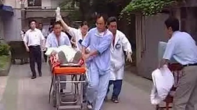 Lékaři odvážejí zraněné