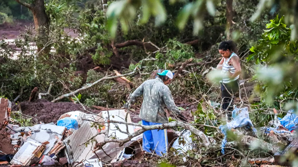 Brazílie po protržení přehrady sčítá škody a mrtvé