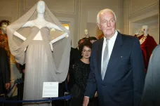 Zemřela módní ikona Givenchy. Oblékal Hepburnovou i Kennedyovou