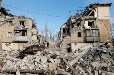 Rusko zasáhlo bytovku v Selydove, v troskách zemřeli dva lidé. Rakety okupantů zabily i záchranáře 