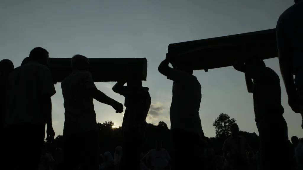 Bosenskosrbské ozbrojené síly v červenci 1995 povraždily až osm tisíc muslimských (dnes bosňáckých) chlapců a mužů