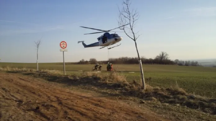 Rozsáhlý požár u Židlochovic pomáhal hasit vrtulník