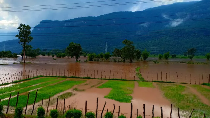 Následky protržení přehrady v Laosu