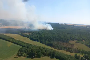 Na Opavsku hoří les, na místě jsou i vrtulníky s bambivakem