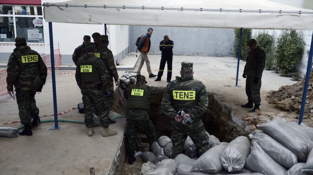 Řecká policie na místě plánované likvidace nevybuchlé bomby