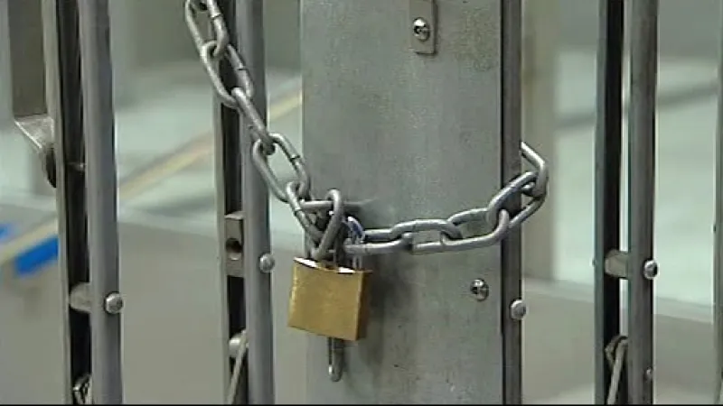 Zámek uzavírá vstup do metra